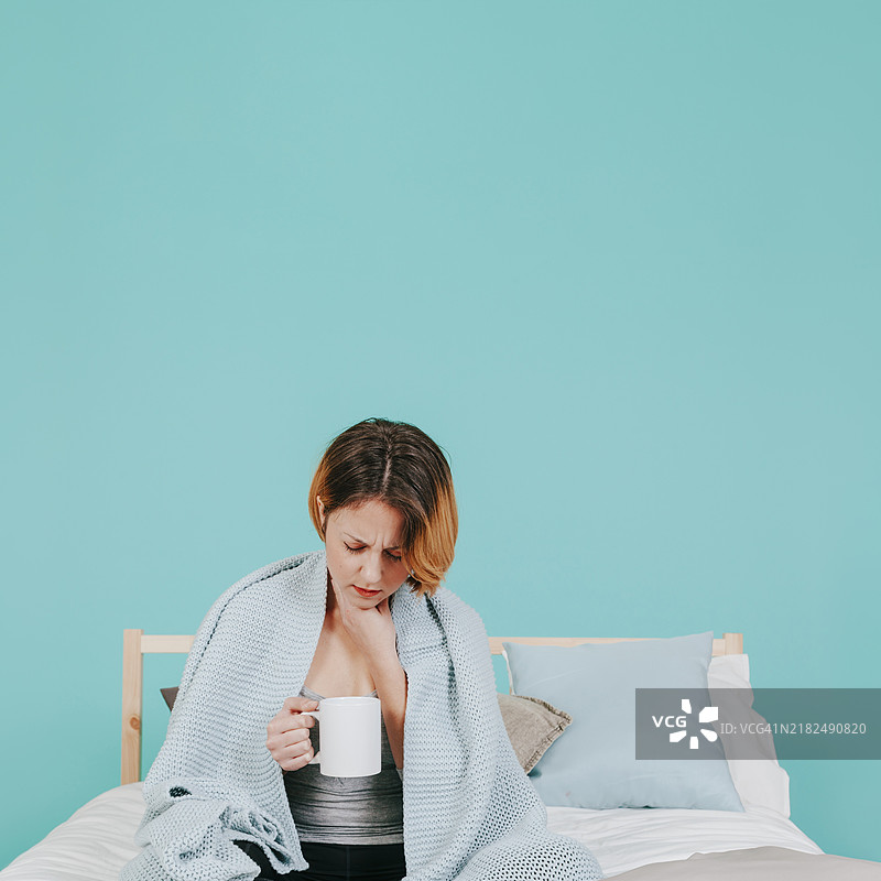 生病的女人躺在床上图片素材