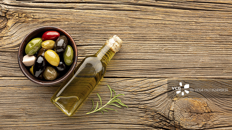 五彩斑斓的橄榄与油瓶，留白空间图片素材