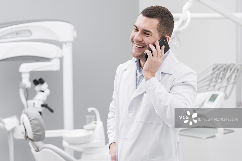 牙医正在打电话图片素材