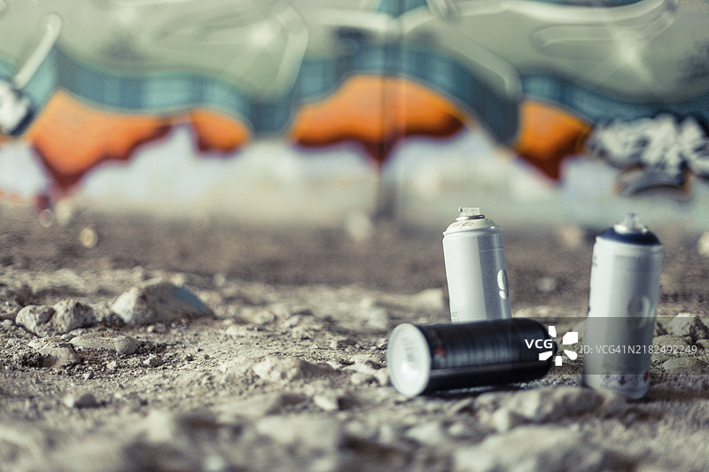喷雾罐特写，前景是涂鸦墙图片素材