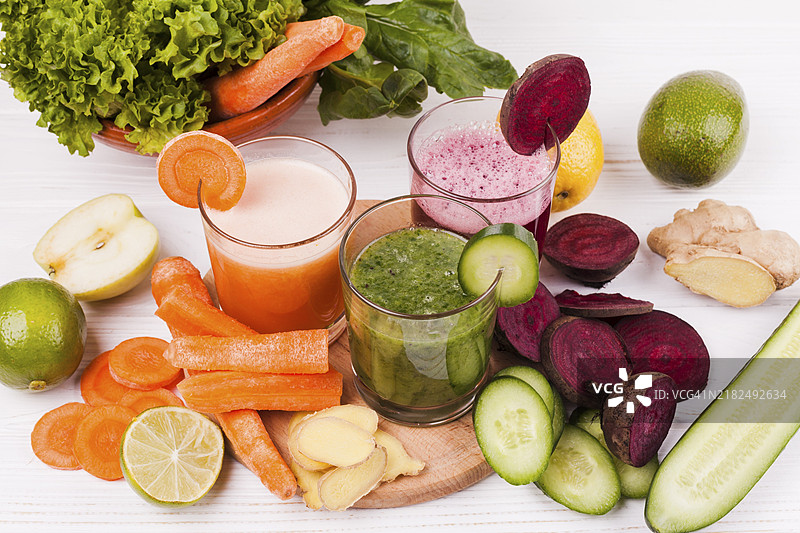 切好的水果和蔬菜，带有汁液图片素材