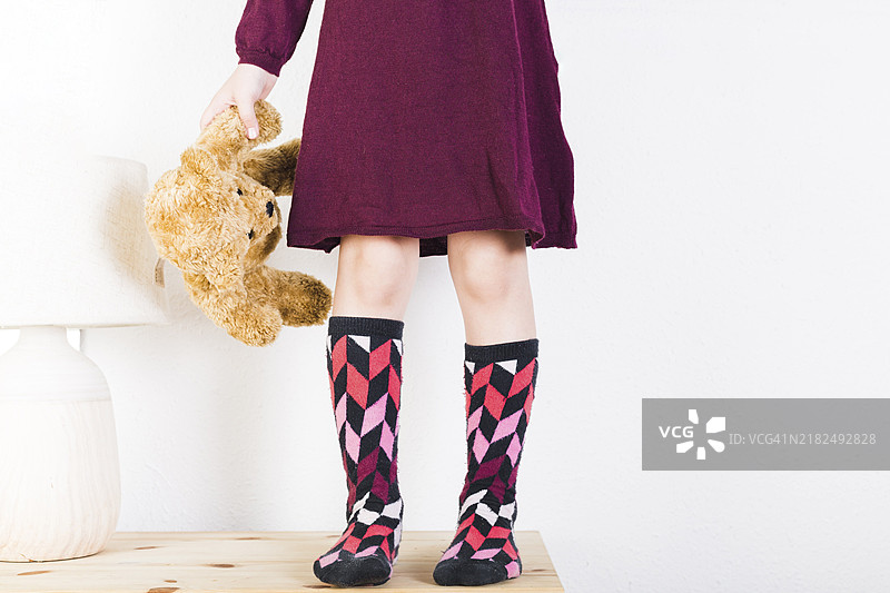 女孩与毛绒玩具的低角度视图图片素材