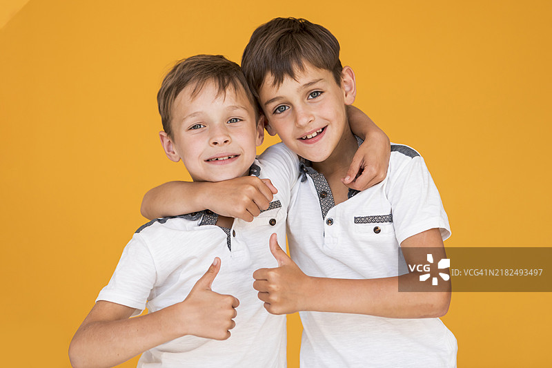 小兄弟们互相拥抱图片素材
