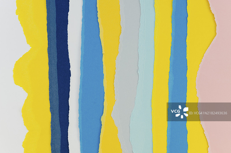 彩色撕裂的垂直纸张层次图片素材