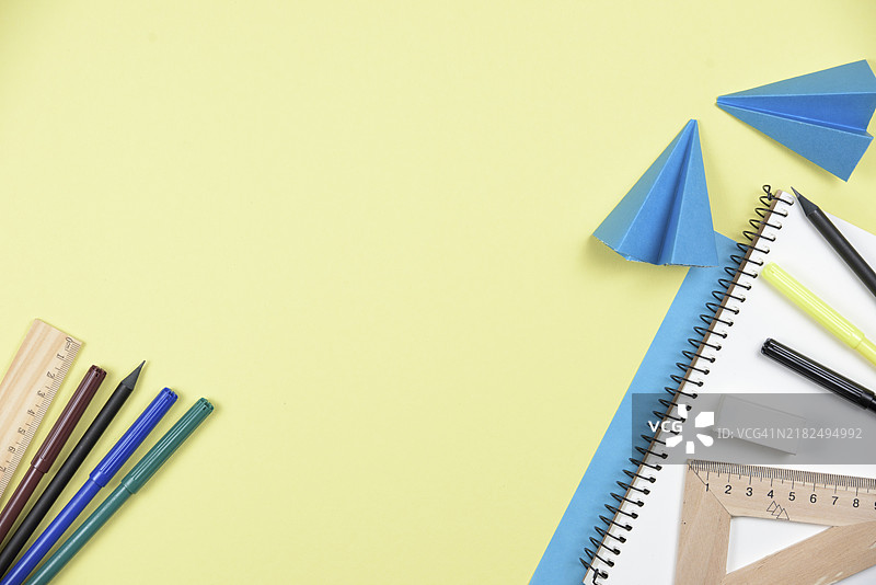 办公文具与折叠纸，黄色背景图片素材