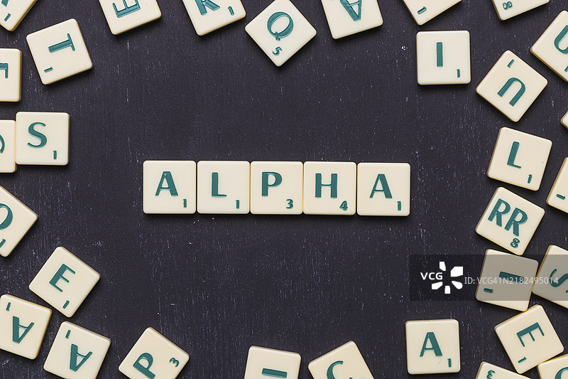 黑色背景上的字母拼字游戏字母的俯视图图片素材