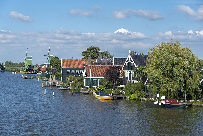 扎恩斯·斯汉斯露天博物馆，位于荷兰北荷兰省赞丹的赞河旁图片素材