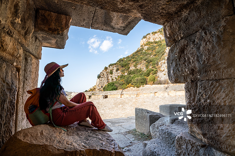 美丽的女孩正在观看古代吕基亚城市米拉的圆形剧场图片素材