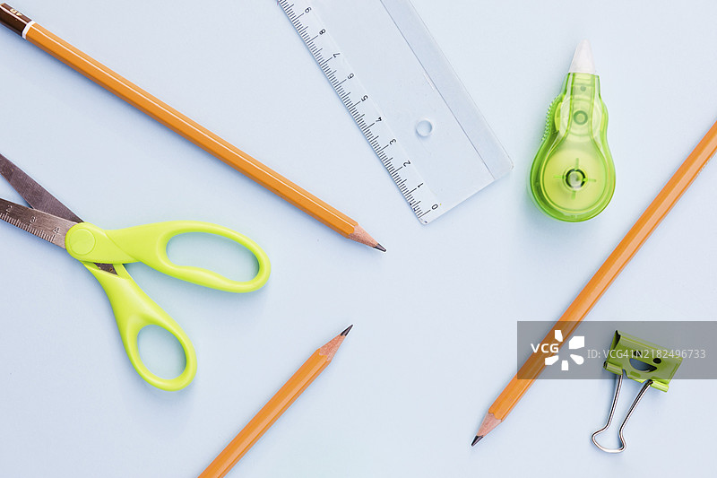 剪刀、笔、记号笔、笑脸、回形针图片素材