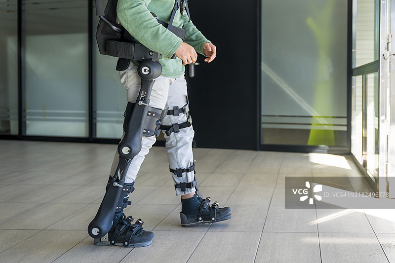机械外骨骼，残疾人借助机器人骨架行走，现代医院的物理治疗，未来的物理治疗图片素材