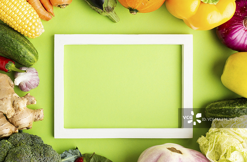 俯视空框架与排列的蔬菜图片素材