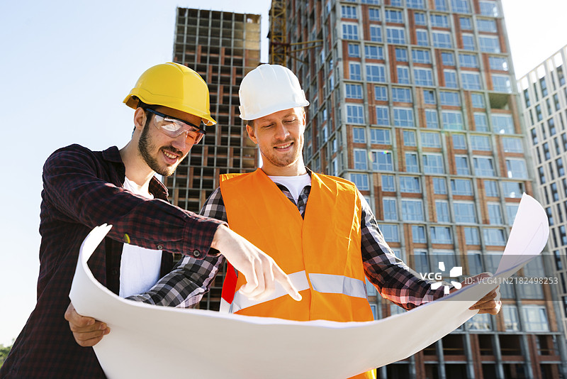 中景低角度视图，工程师建筑师监督施工图片素材