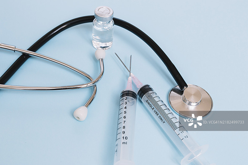 听诊器和注射器图片素材