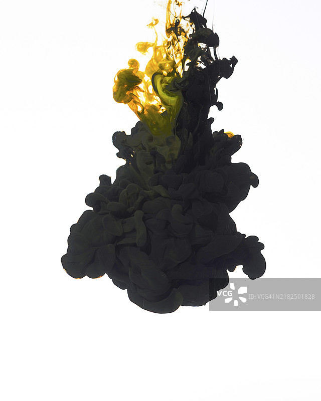 落下的黑色墨滴图片素材