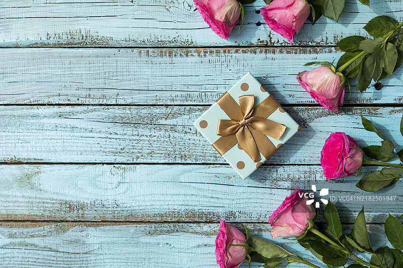 空白空间中的玫瑰礼物图片素材