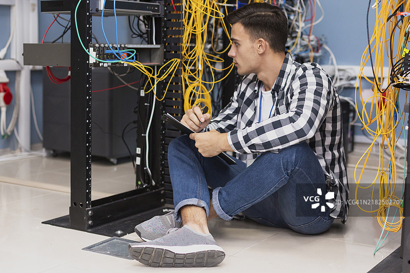 帅气的工程师在服务器机房工作图片素材