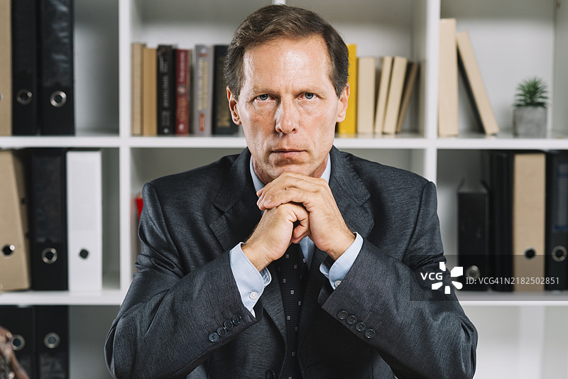 沉思的成熟商人肖像图片素材