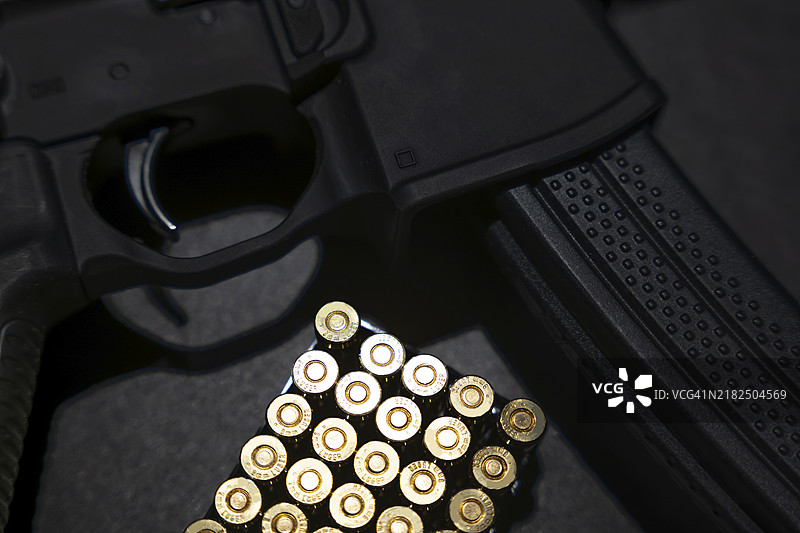 现代优雅的突击步枪和子弹在瑞士灰色背景上图片素材
