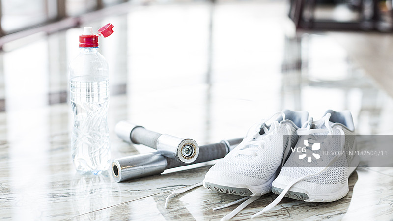 运动鞋、哑铃、健身房图片素材