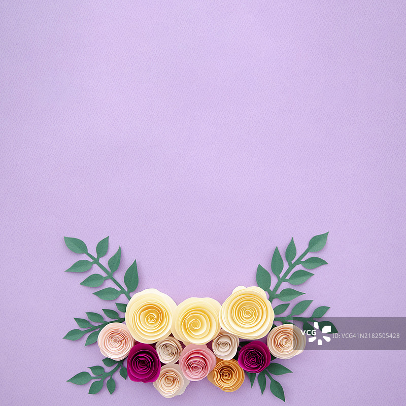 紫色背景上的纸花和叶子的俯视图图片素材