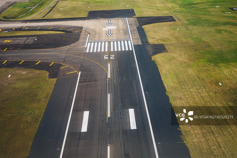 机场跑道的鸟瞰图图片素材
