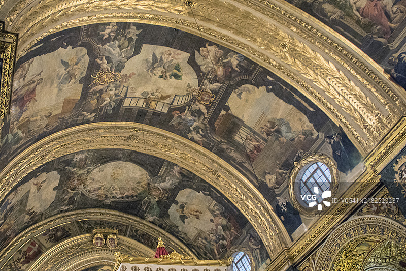 圣约翰共主教座堂的拱形天花板与壁画图片素材
