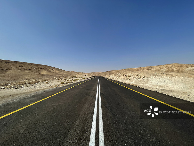 犹太沙漠中的高速公路。图片素材
