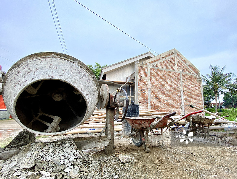 建筑工地上遗留的施工设备图片素材