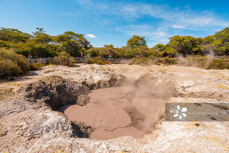 在间歇泉中沸腾的热水晶水。图片素材