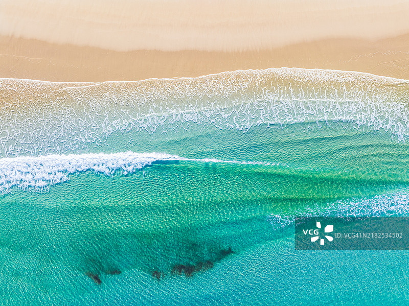 美丽的热带海滩鸟瞰图。图片素材