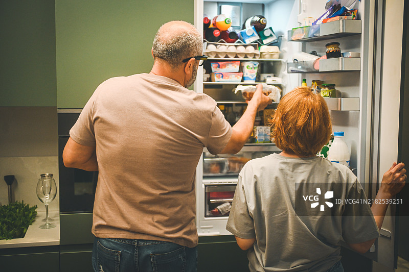家庭，夫妻在厨房里做饭图片素材