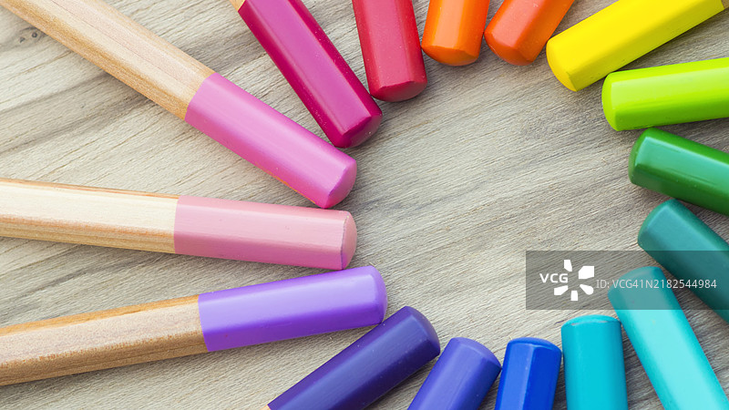 五颜六色的木制彩色铅笔围成一个圆圈图片素材