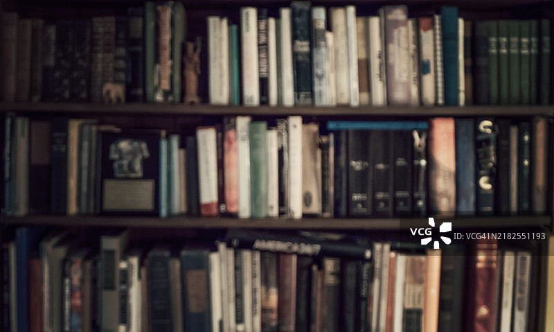 复古书架与各种精装书籍图片素材