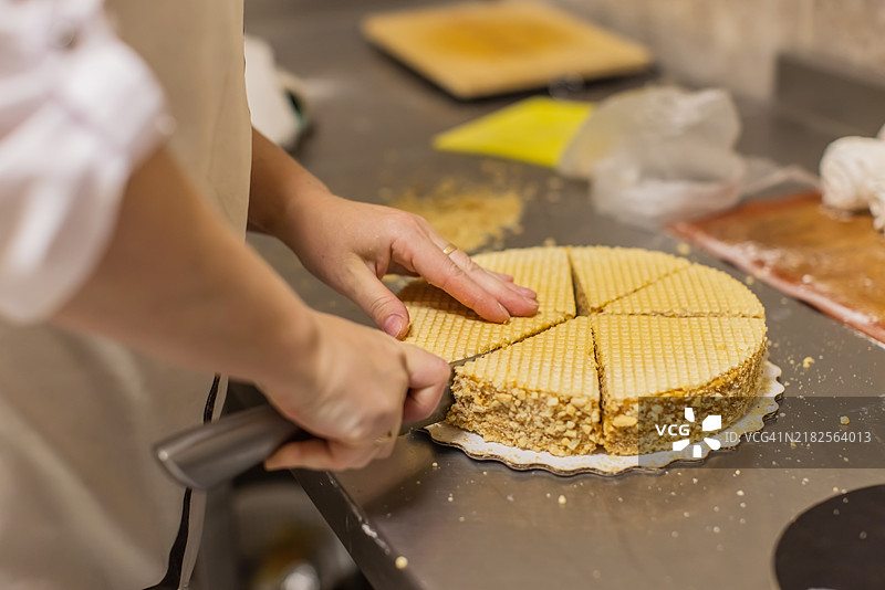 糕点厨师切割华夫蛋糕图片素材