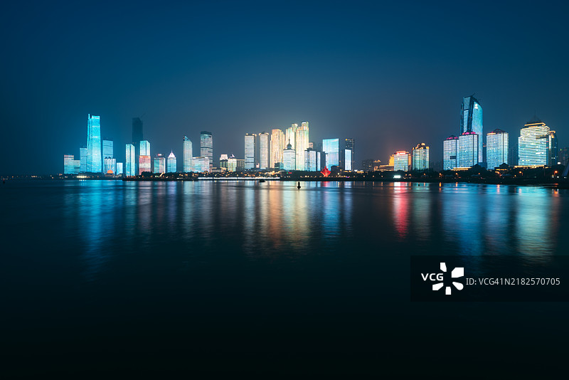 城市摩天大楼被五光十色的灯光照亮图片素材