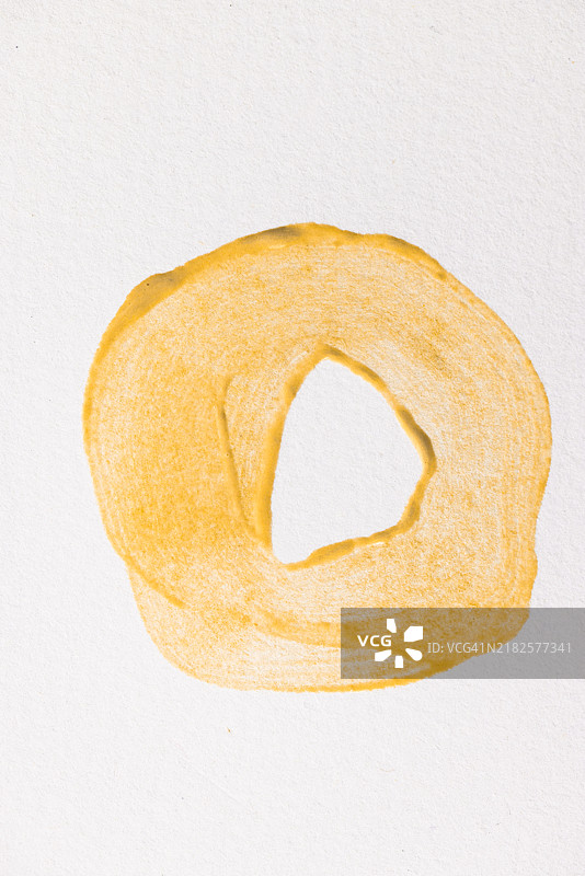 白纸上的黄色颜料图片素材