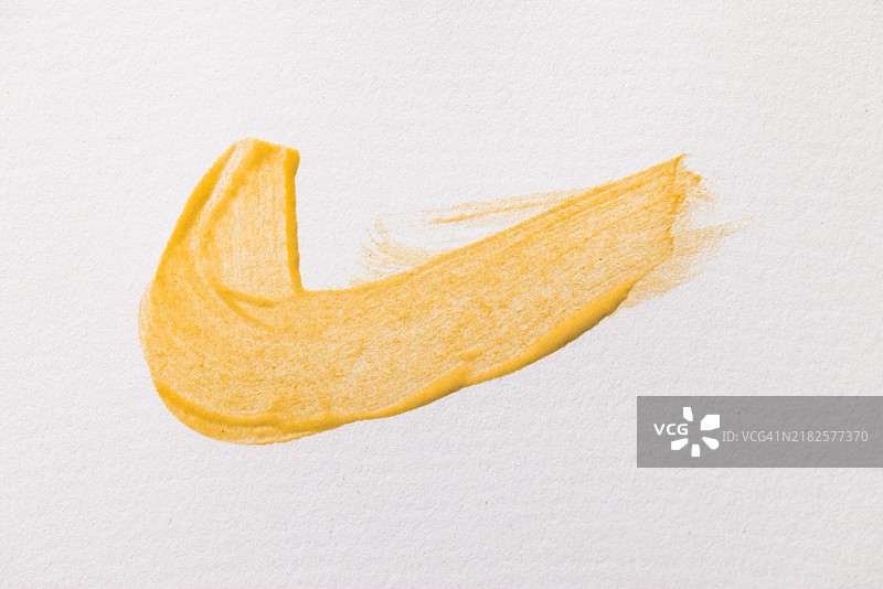 白纸上的黄色颜料图片素材