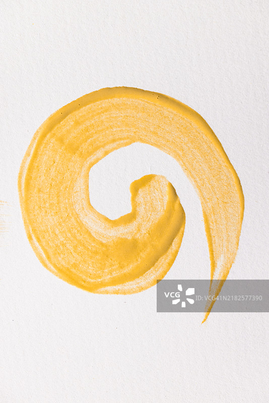 白纸上的黄色颜料图片素材