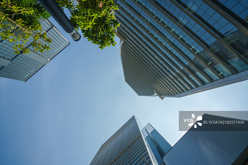 现代商务办公大楼的顶部与蓝天相映衬图片素材