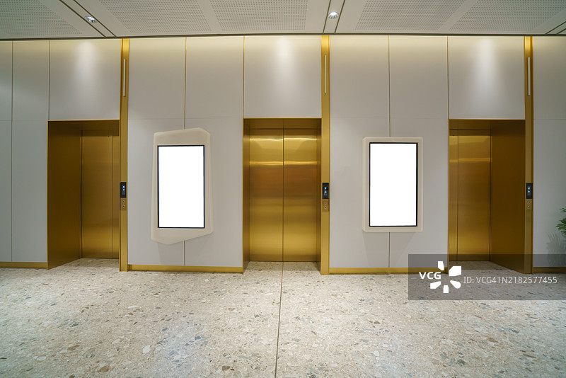 现代建筑内部电梯前展示的空白横幅模型图片素材