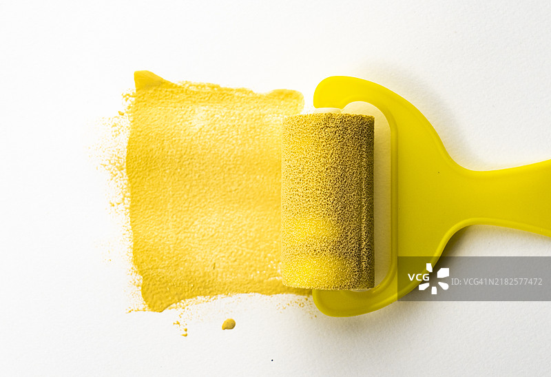 白纸上的黄色颜料图片素材