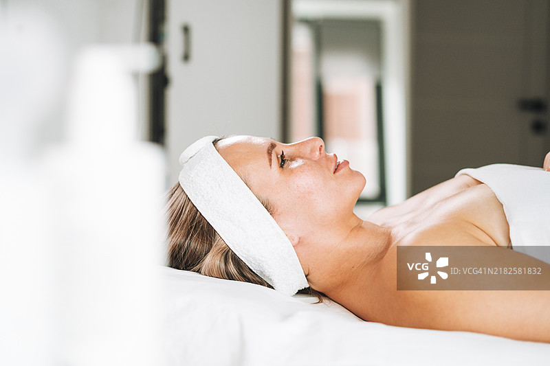 年轻女性躺在美容院的沙发上图片素材