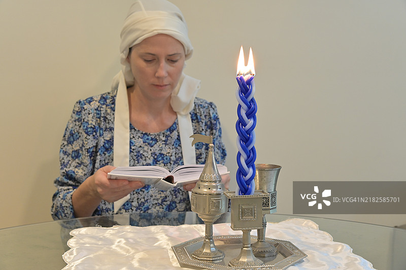 犹太女性祈祷哈夫达拉祝福图片素材