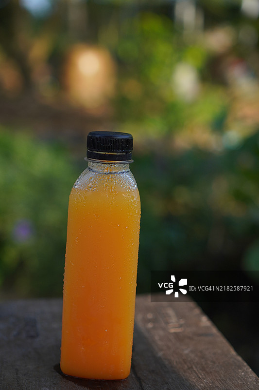 塑料瓶中的橙汁图片素材