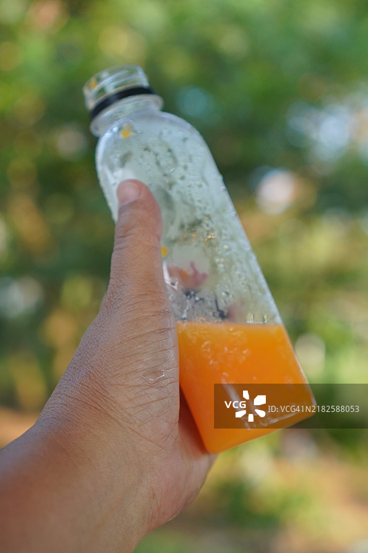 塑料瓶中的橙汁图片素材