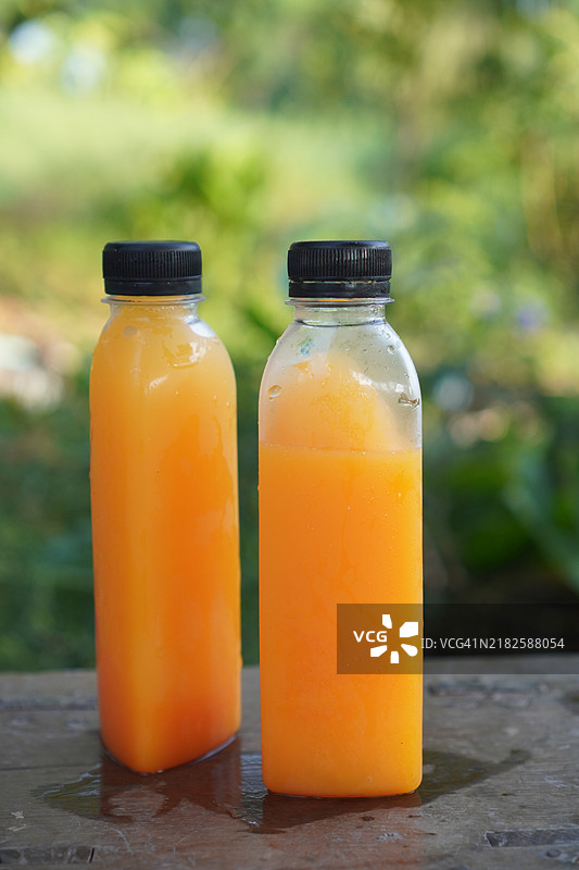 塑料瓶中的橙汁图片素材