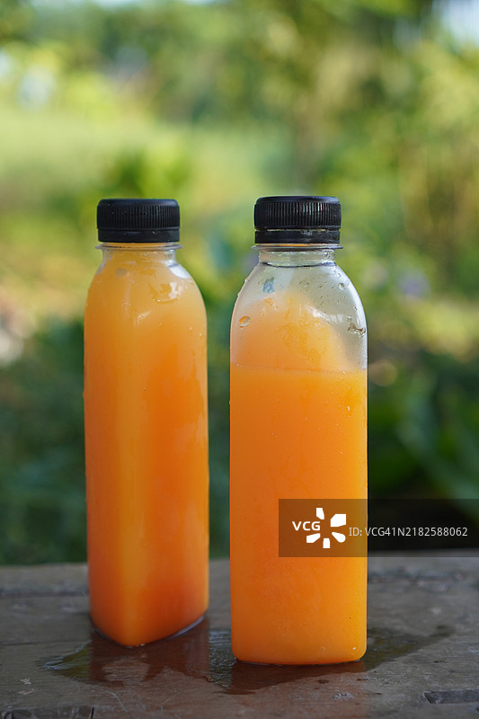 塑料瓶中的橙汁图片素材