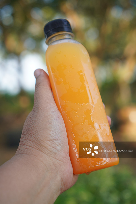 塑料瓶中的橙汁图片素材