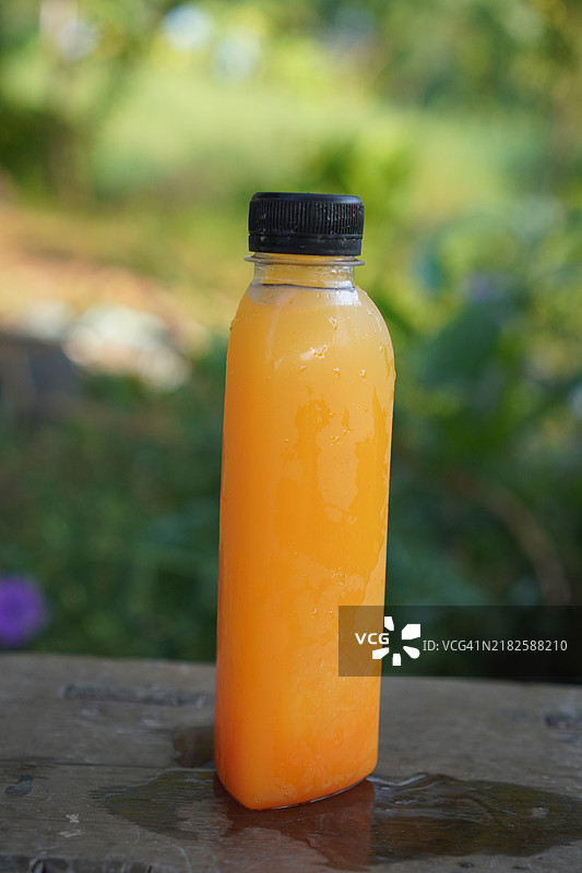 塑料瓶中的橙汁图片素材