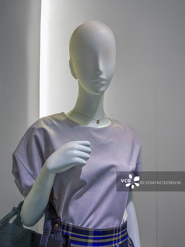简约的人体模型展示休闲服装图片素材